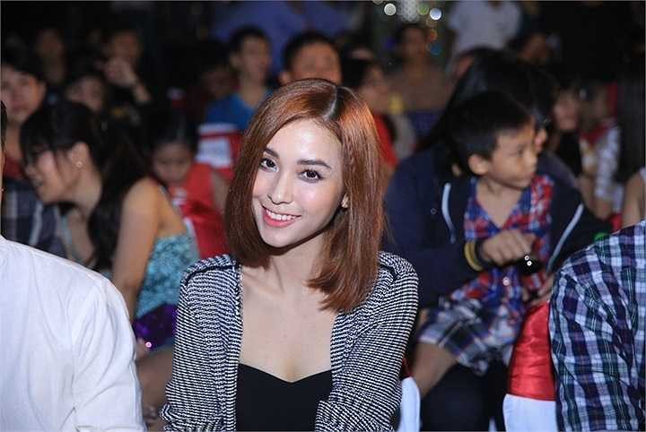 'Tình cũ Trấn Thành' - hotgirl Mai Hồ lẻ bóng đi xem ca nhạc một mình