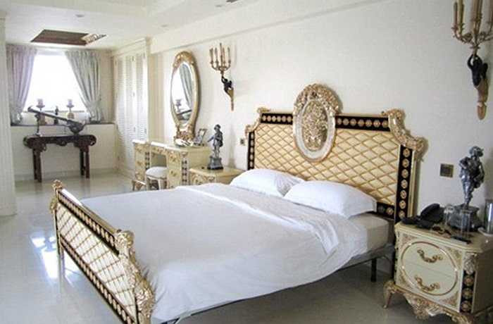 Một đại gia ở Văn Quán (Hà Nội) đã khiến nhiều người phải choáng ngợp khi sắm chiếc giường sang trọng hiếm thấy. Toàn bộ nội thất trong nhà được làm bằng gỗ pơ mu thơm dịu và sắc vàng nâu tự nhiên. Chiếc giường ngủ của đôi vợ chồng cũng được làm hoàn toàn bằng gỗ. 
