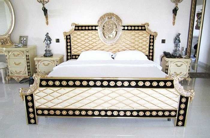 Cơ ngơi sang trọng của Công Vinh -Thủy Tiên khiến nhiều người không khỏi ngưỡng mộ. Căn biệt thự 300 m2, có sân vườn rộng rãi với lối sống vương giả đúng chất đại gia của cặp đôi này khiến ngiều người mơ ước.