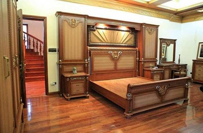 Phòng ngủ cũng được bày trí hết sức thoáng, chan hòa với ánh sáng tự nhiên. Tông màu chủ đạo của căn phòng là màu trắng, toát lên sự sang trọng và thuần khiết. Nội thất trong phòng ngủ cũng được chăm chút và chọn lựa kỹ lưỡng, đặc biệt là giường ngủ rất đẹp.