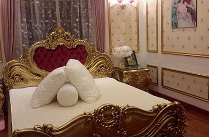 Vợ chồng đại gia Lê Ân cũng từng gây sốc khi đặt mua thành công một trong những chiếc giường đắt nhất thế giới - giường ngủ Hoàng gia Anh trị giá 175.000 USD, gần 4 tỷ đồng.