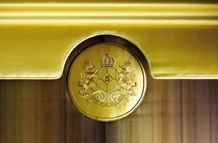 Lâu đài của một cặp vợ chồng đại gia Hải Phòng lại có phong cách thiết kế theo kiểu cổ điển Pháp với tông màu đậm cho phần mái, tường màu sáng cùng nội thất hoàn toàn bằng gỗ. Phòng ngủ được chủ nhân chăm chút kỹ lưỡng với toàn bộ nội thất đồng bộ cùng một tông màu hợp với nền gỗ.