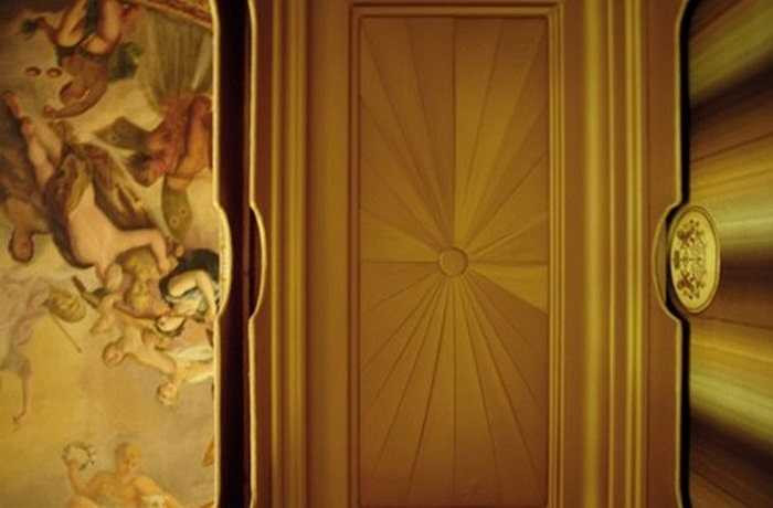 Ngôi biệt thự đồ sộ trên đường Nguyễn Thị Thập - Nguyễn Thị Định, Hà Nội trị giá hàng trăm tỉ đồng. Toàn bộ nội thất bên trong đều được dát vàng tỉ mỉ.