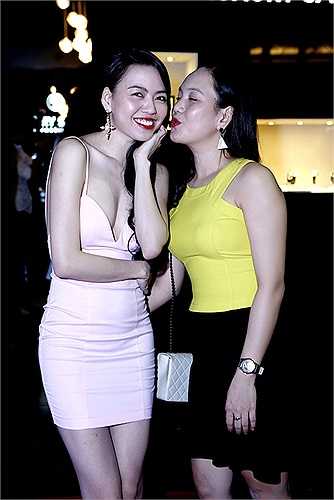 Được biết, chiếc đầm này do chính tay chị gái cô may tặng.