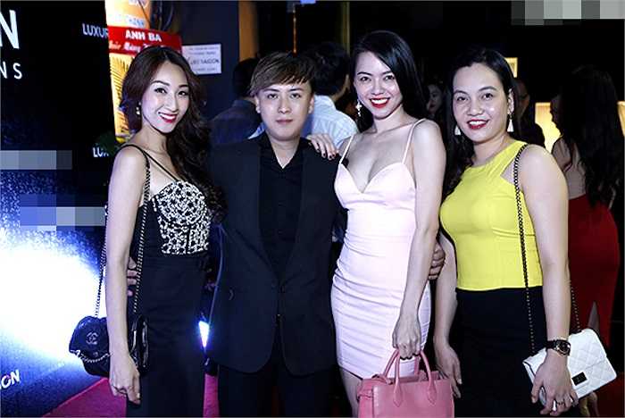 Vũ Hoàng Điệp chụp hình kỷ niệm cùng chị gái và ca sỹ Lều Phương Anh.