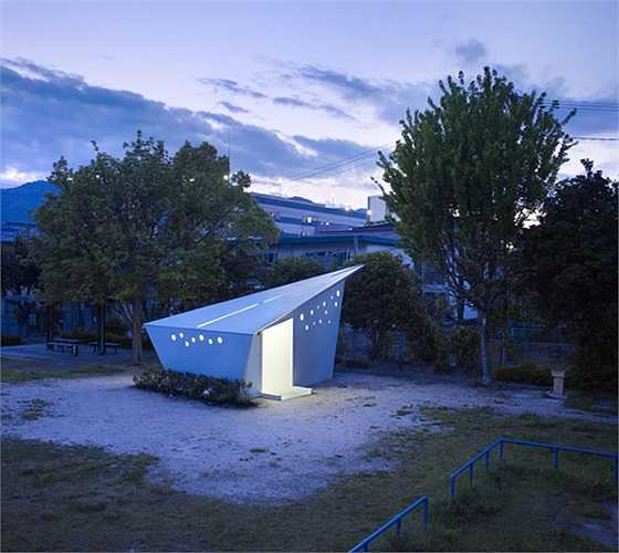 Nhật Bản: 17 nhà vệ sinh mô phỏng hạc giấy do kiến trúc sư của hãng Future Studio thiết kế. Mỗi một nhà lại mang một màu sắc nổi bật khác nhau với các góc nhọn của mái nhà, cửa sổ đón nắng mặt trời và các lỗ thông gió trong các bức tường được khảm tỉ mỉ.