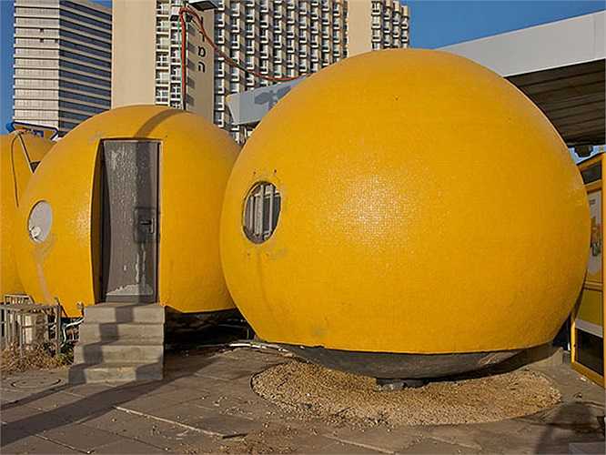 Tại thành phố đông dân thứ hai của Israsel, Tel Avis – thành phố không bao giờ ngủ, các du khách không khỏi ngỡ ngàng trước những “trái cam ngộ nghĩnh” mà đa năng này. Không chỉ là nhà vệ sinh thông thường mà đây còn được xem là một nơi để tắm và nghỉ ngơi trong chốc lát.