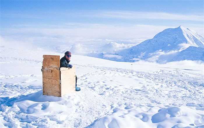 Nằm ở độ cao hơn 4000m ở Alaska, đây được xem là điểm đến “thú vị nhất trái đất” bởi bao quanh không có gì khác ngoài băng tuyết quanh năm. Đây là chiếc toilet mát mẻ nhất thế giới.