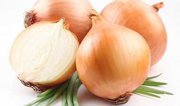 Hành: Dùng một củ hành, 5 lá húng quế, 2 nhánh đinh hương và 5 quả hồ tiêu cho vào 200ml nước. Đun cô lại một nửa lượng nước sau đó nhấp ít một hỗn hợp nước nóng này, ngày 3 lần bạn sẽ thấy đỡ ho do cảm lạnh.