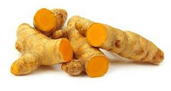 Nghệ: Lấy một nửa cốc nước nóng cho một ít muối vào sau đó cho nửa thìa bột nghệ. Khuấy đều và uống ngày một lần trong khoảng 3 ngày. Cách này rất hiệu quả để bảo vệ họng khỏi bị viêm. 