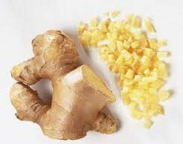 Gừng: Lấy một thìa nước gừng và một thìa mật ong trộn với nhau. Ăn hỗn hợp gừng và mật ong sau đó uống một cốc sữa nóng để giảm ho và các vấn đề về họng.