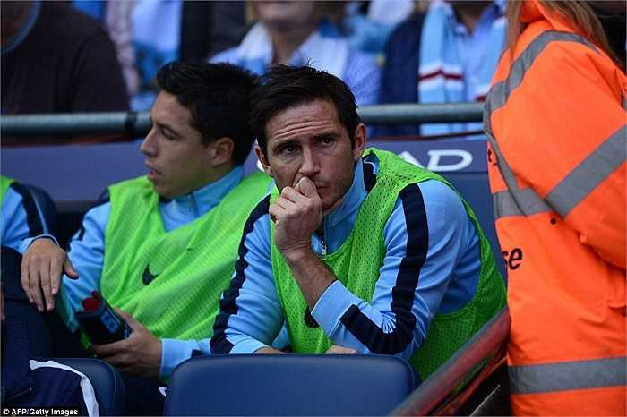 Lampard không thể giấu được vẻ mặt đầy suy tư dù chỉ là trên băng ghế dự bị. 