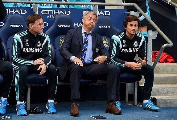 Nét mặt của Jose Mourinho sau bàn thắng của Lampard. 