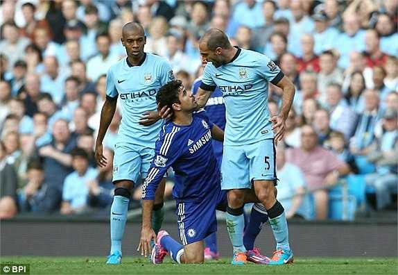 Trận đấu '6 điểm' giữa hai ứng cử viên sáng giá nhất cho ngôi vô địch Premier League mùa này vẫn có những tình huống xấu xí diễn ra. 