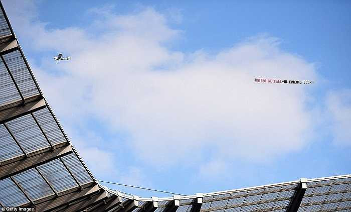 Fan Man City cũng đã có những thông điệp gửi tới Man Utd với ý ám chỉ, 'các bạn đã lụi tàn'. 