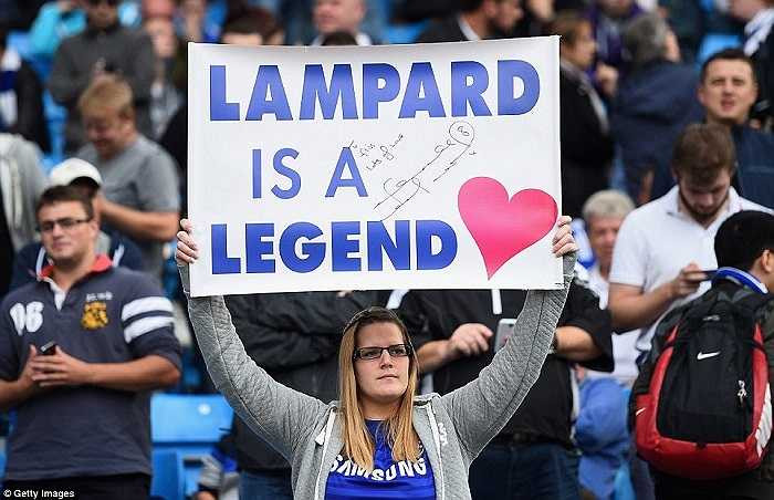 Bởi lẽ, trên khán đài sân Etihad, những CĐV Chelsea đã dành những lời lẽ rất tốt đẹp dành cho 'huyền thoại sống' của họ. 