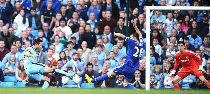 Lampard vào sân từ phút 78, khi Chelsea đang dẫn 1-0, và chỉ sau chưa đến 10 phút, anh đã khiến toàn bộ sân Etihad nổ tung với bàn thắng quý giá, giúp Man City giữ lại được 1 điểm trong trận cầu '6 điểm'. 