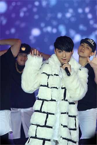 Anh chỉ im lặng chạy show đều đặn