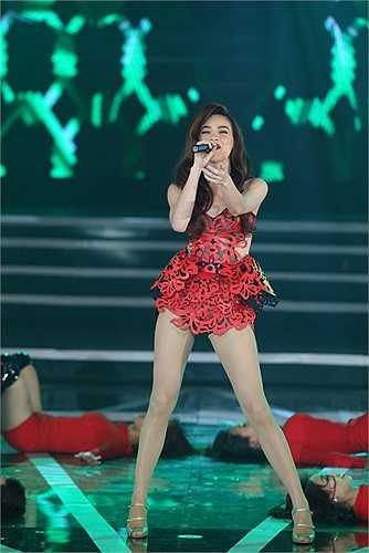 Đôi chân là thứ 'vũ khí' chết người đã khiến Hà Hồ 'hạ gục' được rất nhiều khán giả