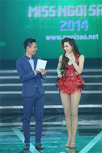 Cô tự tin giao lưu và đưa ra những lời khuyên giúp các thí sinh toả sáng