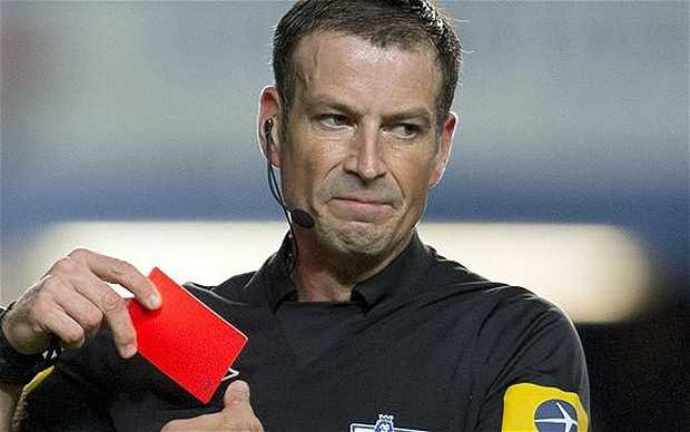 Mark Clattenburg từ 'thiên vị' chuyển sang 'bắt ép' Man Utd