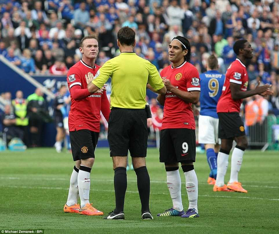 Rooney, Falcao bất bình với Mark Clattenburg