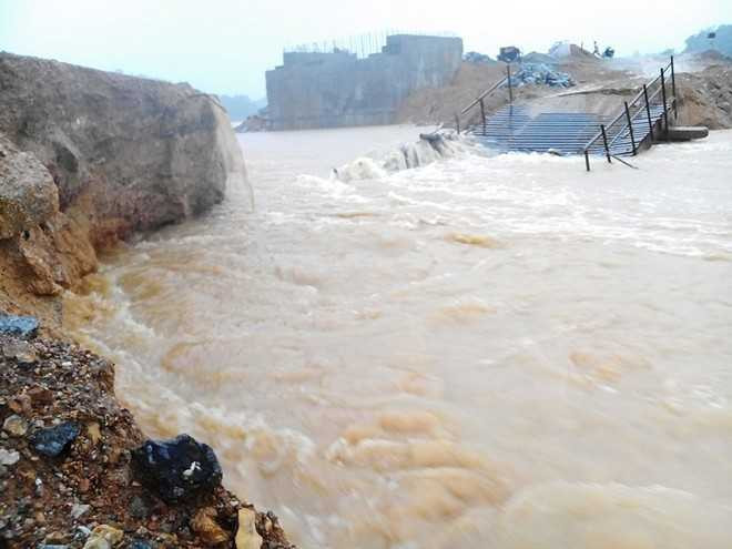 Mưa lớn làm sập cầu, hàng ngàn hộ dân bị chia cắt