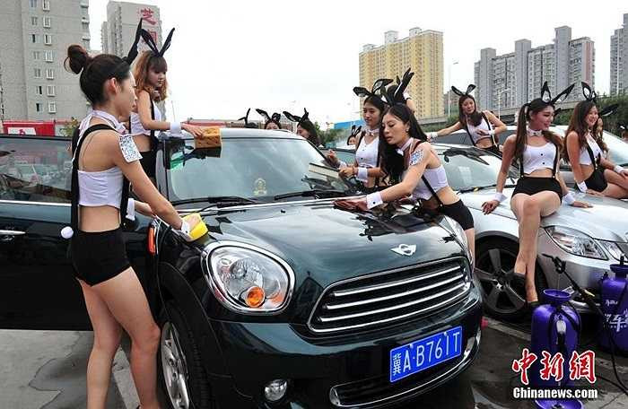 Hàng chục chiếc xe đắt tiền xuất hiện bên ngoài cửa hàng rửa xe này