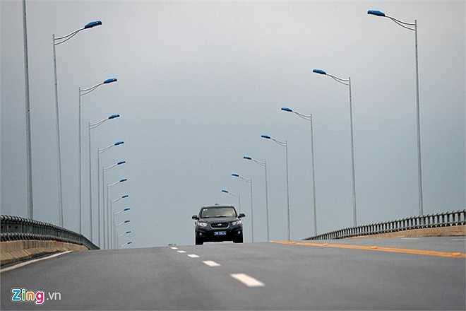 Giao thông thuận lợi còn là lợi thế của Lào Cai để tăng cường thu hút đầu tư từ các địa phương khác. Kể từ nay đường sắt Hà Nội - Lào Cai chủ yếu tập trung chuyên chở hàng hóa. Ngành du lịch của các địa phương này cũng kỳ vọng sẽ thu hút được nhiều khách hơn so với trước đây. 