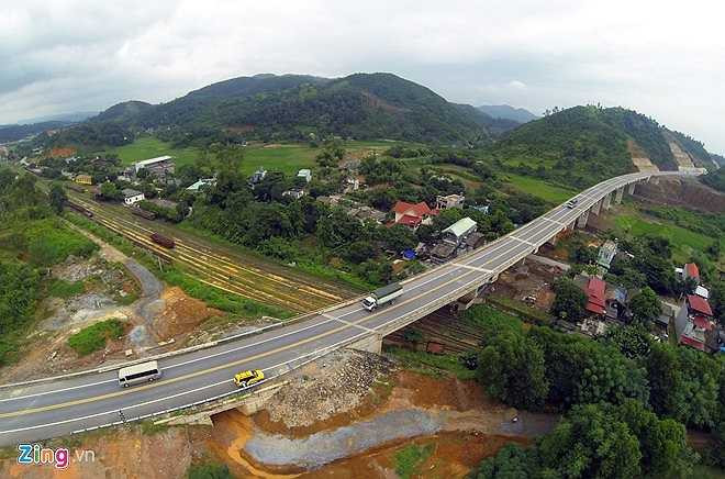 Đây là lần đầu tiên giao thông Việt Nam có một dự án đường cao tốc đi qua địa hình, địa chất rất phức tạp: xây dựng xuyên từ đồng bằng lên vùng núi Tây Bắc, với nhiều đồi núi và vượt qua hai con sông lớn là sông Hồng và sông Lô. Tổng cộng có 120 cây cầu lớn, nhỏ nằm dọc tuyến.