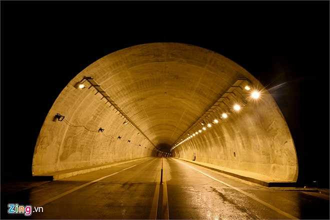 Hầm dài 530 m cao 9 m, bề rộng 14 m, được thắp điện 24/24h. 