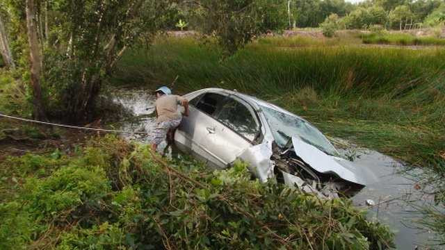 Xe hơi lao ruộng, gia đình bác sĩ và tài xế tử nạn