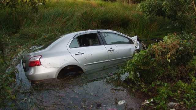 Xe hơi lao ruộng, gia đình bác sĩ và tài xế tử nạn