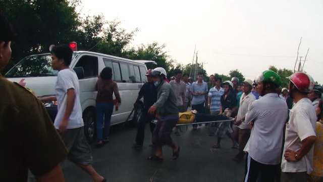 Xe hơi lao ruộng, gia đình bác sĩ và tài xế tử nạn