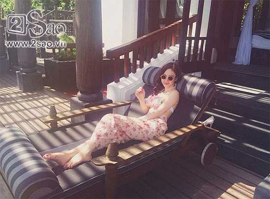 Ngay cả khi diện những bộ váy kín đáo cô nàng vẫn xinh đẹp và nhận được khá nhiều lời khen từ dân cư mạng.