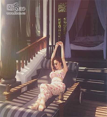 Trang phục đi biển họa tiết hoa nhã nhặn mà vẫn vô cùng cuốn hút. 