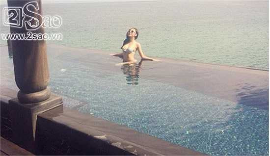 Angela Phương Trinh 'thả dáng' bên resort