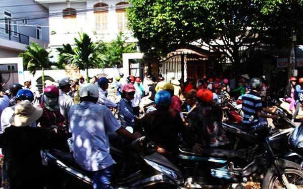 Bé 4 tuổi khóc thảm thiết bên thi thể mẹ và cha thoi thóp