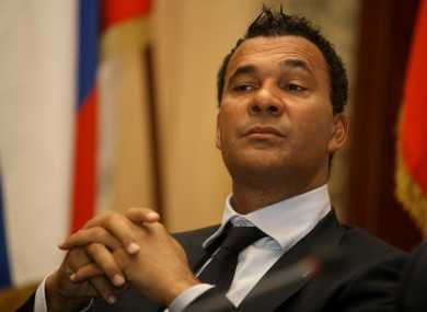 Ruud Gullit cho rằng Van Gaal đang điên rồ khi 'xây nhà từ nóc' ở Man Utd