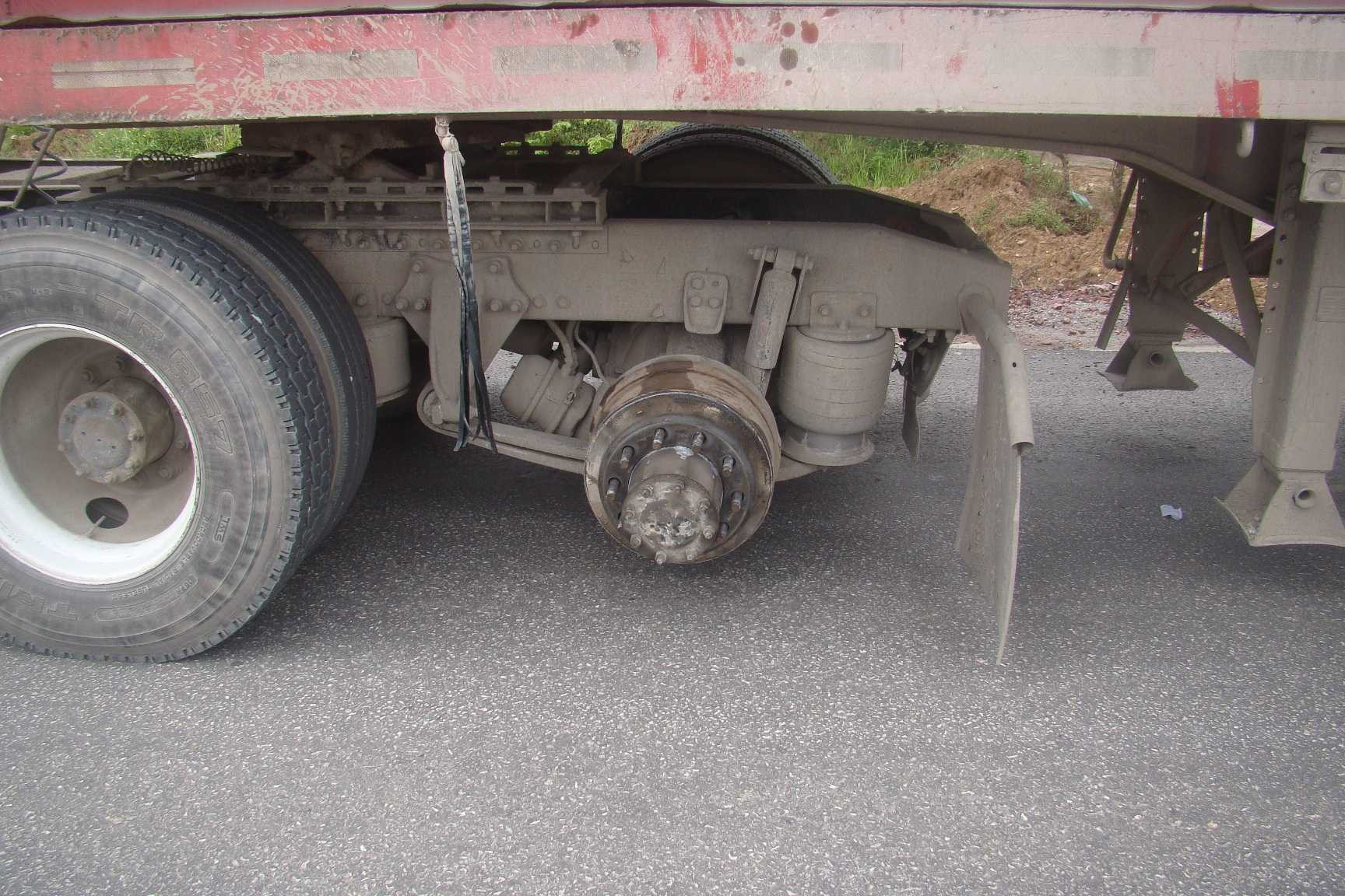 Container đang chạy bị văng lốp, 2 mẹ con chết thảm