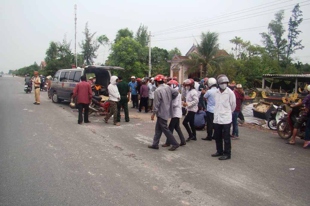 Container đang chạy bị văng lốp, 2 mẹ con chết thảm