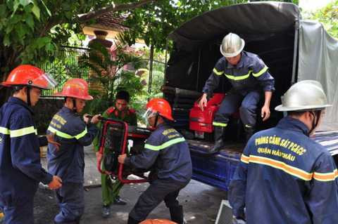 Đà Nẵng, nam thanh niên, đòi nhảy lầu, tự tử, giải cứu, căng thẳng