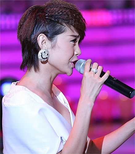 Góc nghiêng dường như đã tố cáo Minh Hằng độn cằm khiến nhiều người nghi ngờ.