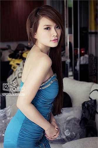 Thu Thủy sở hữu gương mặt bầu bĩnh và đường nét của người á đông. 