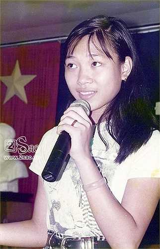 Mỹ Tâm sở hữu chiếc mũi khá thấp và thô. 