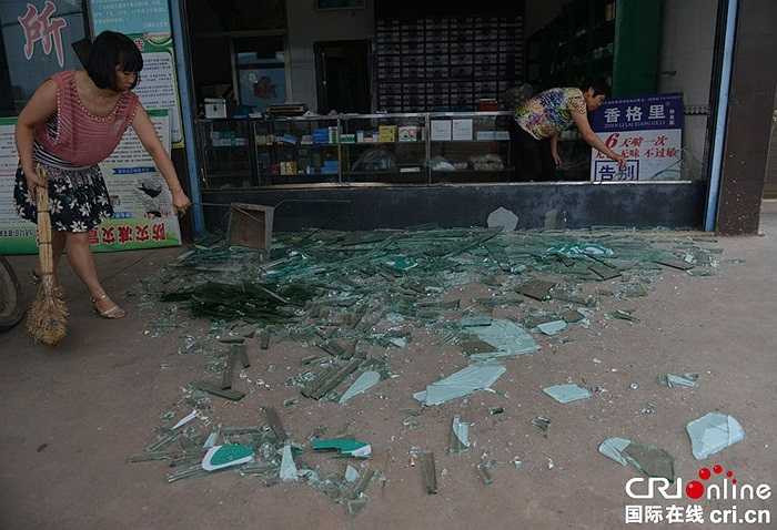 Vụ nổ khiến cửa kính các nhà gần đó vỡ tung