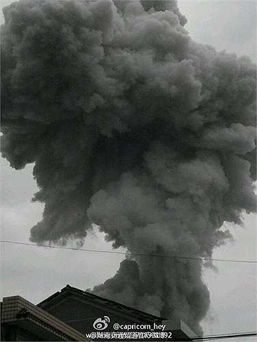 Khói đen nghi ngút từ hiện trường vụ nổ