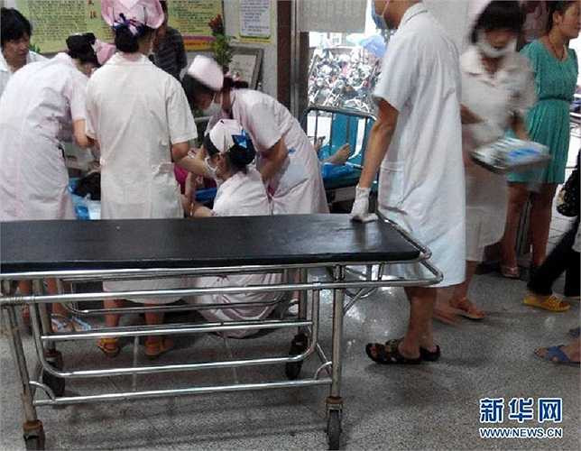 Các bác sỹ nỗ lực chữa trị cho các nạn nhân bị thương nặng