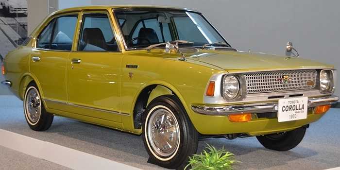 Thế hệ 2 của Corolla trình làng tháng 5/1970 với nhiều đường nét mới mẻ trong thiết kế, chiếc xe có vẻ rộng rãi hơn và trang bị 2 loại động cơ là 1.4l và 1.6 OHV