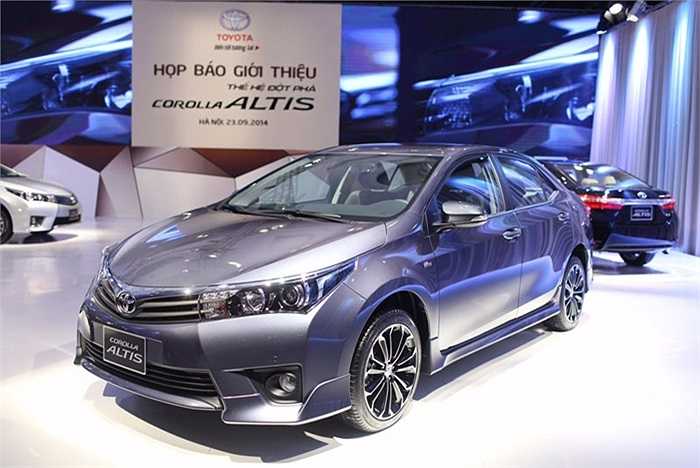 Corolla Altis thế hệ thứ 11 ra mắt các thị trường lớn kể từ cuối năm 2013, ra mắt tại Việt Nam hôm 23/9 với mức giá từ 757 triệu đồng. Các phiên bản động cơ được giới thiệu là 1.8l MT, 1.8l CVT và 2.0l CVT. Toyota kỳ vọng bán được 600 xe/tháng tại Việt Nam.
